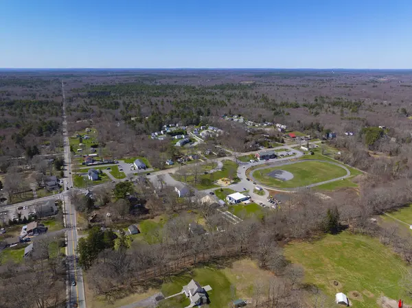 Dighton tarihi şehir merkezi hava manzarası ilkbaharda Somerset Caddesi, Dighton, Massachusetts MA, ABD. 