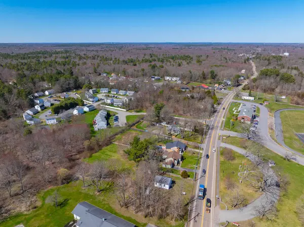 Dighton tarihi şehir merkezi hava manzarası baharda Somerset Bulvarı 'ndaki belediye binası, Dighton, Massachusetts MA, ABD. 