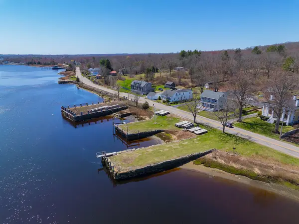 Dighton Wharves hava manzaralı Dighton Wharves Tarihi Bölgesi, Dighton, Massachusetts MA, ABD. 