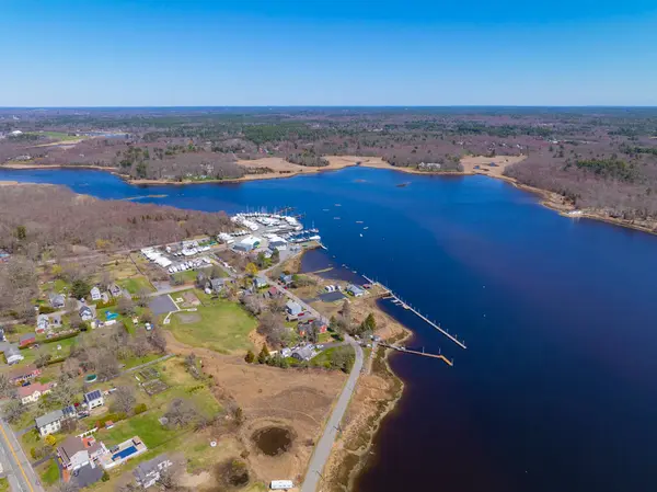 ABD 'nin Massachusetts MA, Dighton kasabasındaki Shaw' s Boat Yard ve Taunton Yat Kulübü de dahil olmak üzere baharda Taunton Nehri hava manzarası. 