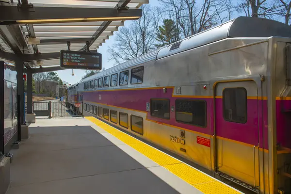 MBTA banliyö treni Fall River New Bedford Line treni MBTA Doğu Taunton istasyonu, Taunton, Massachusetts MA, ABD.