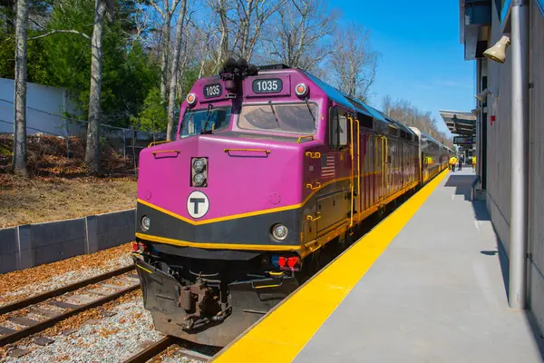 MBTA banliyö treni Fall River New Bedford Hattı # 1035 General Motors EMD F40PH lokomotifli MBTA Doğu Taunton istasyonu, Taunton, Massachusetts MA, ABD.
