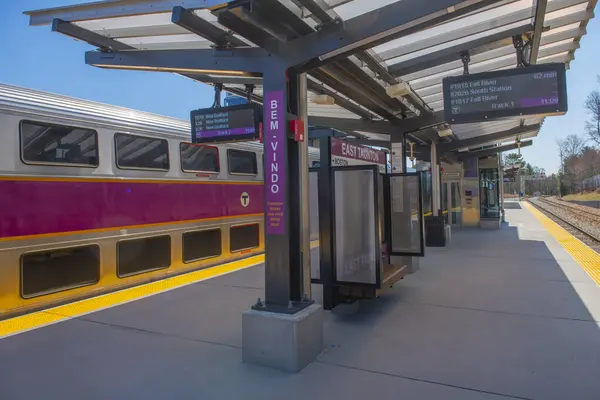 MBTA banliyö treni Fall River New Bedford Line treni MBTA Doğu Taunton istasyonu, Taunton, Massachusetts MA, ABD.