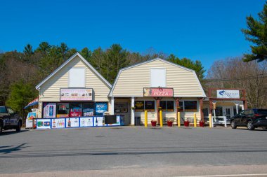 Berkley Farms Liquor and Dough Licious Pizza 539 Berkley Caddesi, Berkley, Massachusetts MA, ABD. 