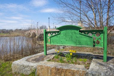 Berkley, Massachusetts MA, ABD 'deki Berkley ve Dighton kasabaları arasındaki Taunton Nehri üzerindeki Berkley Köprüsü.. 