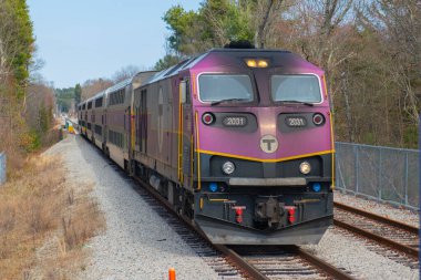 MBTA banliyö treni Fall River New Bedford Line # 2031 MPI HSP46 lokomotifli Freetown kasabası, Massachusetts MA, ABD.