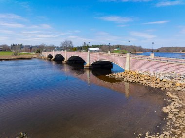 Berkley, Massachusetts MA, ABD 'deki Berkley ve Dighton kasabaları arasındaki Taunton Nehri üzerindeki Berkley Köprüsü.. 