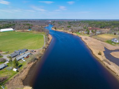 ABD 'nin Massachusetts MA eyaletinin tarihi Dighton ve Berkley kasabaları arasında ilkbaharda Taunton Nehri hava manzarası. 