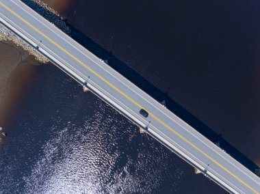 Berkley, Massachusetts MA, ABD 'deki Berkley ve Dighton kasabaları arasındaki Taunton Nehri üzerindeki Berkley Köprüsü.. 