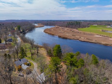 ABD 'nin Massachusetts MA eyaletinin tarihi Dighton ve Berkley kasabaları arasında ilkbaharda Taunton Nehri hava manzarası. 