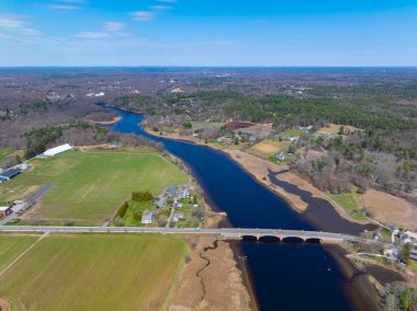 Berkley, Massachusetts MA, ABD 'deki Berkley ve Dighton kasabaları arasındaki Taunton Nehri üzerindeki Berkley Köprüsü.. 