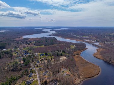 ABD 'nin Massachusetts MA eyaletinin tarihi Dighton ve Berkley kasabaları arasında ilkbaharda Taunton Nehri hava manzarası. 