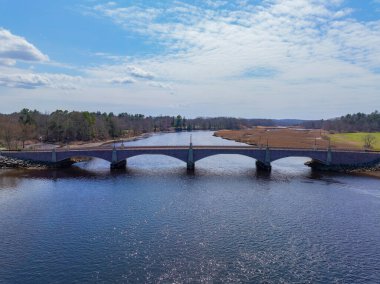 Berkley, Massachusetts MA, ABD 'deki Berkley ve Dighton kasabaları arasındaki Taunton Nehri üzerindeki Berkley Köprüsü.. 
