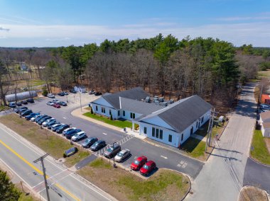 Berkley Town Hall 'un 1 N Main Caddesi' ndeki hava manzarası Berkley, Massachusetts MA 'nın tarihi şehir merkezinde yaygın.. 