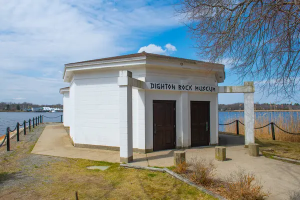 Dighton Rock Müzesi Dighton Rock State Park İlkbaharda Berkley, Massachusetts MA, ABD. 