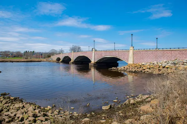 Berkley, Massachusetts MA, ABD 'deki Berkley ve Dighton kasabaları arasındaki Taunton Nehri üzerindeki Berkley Köprüsü.. 