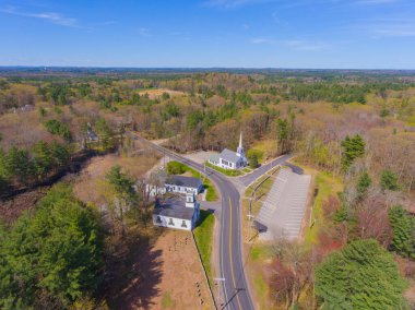 Kensington, New Hampshire NH, ABD 'de ilkbaharda Kensington Cemaat Kilisesi de dahil olmak üzere tarihi şehir merkezi hava manzarası. 