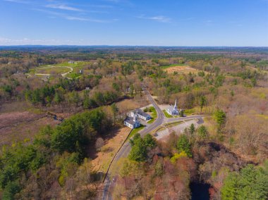 Kensington, New Hampshire NH, ABD 'de ilkbaharda Kensington Cemaat Kilisesi de dahil olmak üzere tarihi şehir merkezi hava manzarası. 