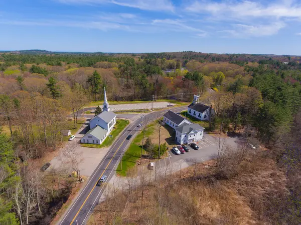 Kensington, New Hampshire NH, ABD 'de ilkbaharda Kensington Cemaat Kilisesi de dahil olmak üzere tarihi şehir merkezi hava manzarası. 
