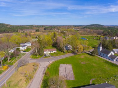 Güney Hampton tarihi şehir merkezi ilkbaharda hava manzarası, Güney Hampton 'daki Baptist Kilisesi, New Hampshire NH, ABD. 