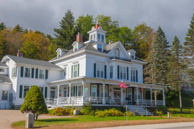 1865 yılında inşa edilen Sutton House, New Hampshire NH 'de bulunan Center Harbor Village Historic District' te 251 Whittier Hwy 'de bulunmaktadır. Şimdi bu bina bir pansiyon.. 