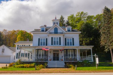 1865 yılında inşa edilen Sutton House, New Hampshire NH 'de bulunan Center Harbor Village Historic District' te 251 Whittier Hwy 'de bulunmaktadır. Şimdi bu bina bir pansiyon.. 