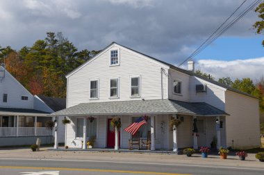 Moultonboro tarihi şehir merkezindeki tarihi ticari binalar, Moultonboro, New Hampshire NH, ABD. 