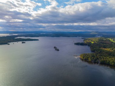 Melvin Village, Tuftonboro kasabası, New Hampshire NH, ABD 'den sonbaharda bulutların arasından geçen Winnipesaukee Gölü' nün hava manzarası.. 