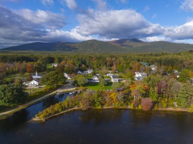 Melvin Köyü, Winnipesaukee Gölü hava manzaralı sonbahar yeşillikleriyle arka planda Ossipee Dağları, Tuftonboro kasabası, New Hampshire NH, ABD. 