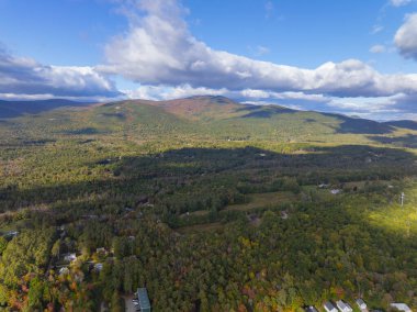 Ossipee Dağları 'nın hava manzarası Melvin Village, Tuftonboro Town, New Hampshire NH, ABD' den sonbaharda görülecek.. 