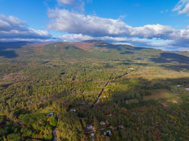 Ossipee Dağları 'nın hava manzarası Melvin Village, Tuftonboro Town, New Hampshire NH, ABD' den sonbaharda görülecek.. 