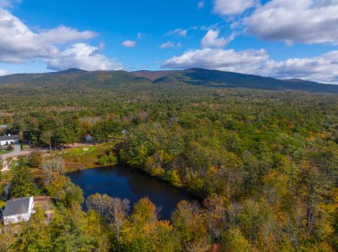 Moultonborough, New Hampshire NH, ABD 'den Ossipee Dağları' nın hava manzarası sonbaharda görülecek.. 