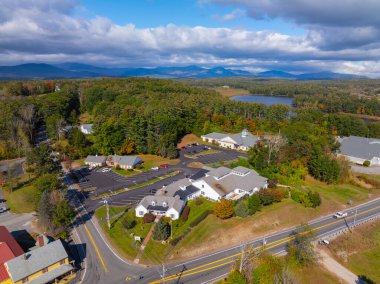 Halk Kütüphanesi de dahil olmak üzere Moultonboro tarihi şehir merkezi hava manzarası sonbaharda ABD 'nin Moultonboro, New Hampshire NH. 