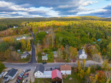Tuftonboro tarihi şehir merkezi hava manzarası. Sonbaharda New Hampshire NH, ABD 'de bulunan Tuftonboro kasabasında bulunan Old White Church de dahil olmak üzere..