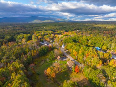 Tuftonboro tarihi şehir merkezi hava manzarası. Sonbaharda New Hampshire NH, ABD 'de bulunan Tuftonboro kasabasında bulunan Old White Church de dahil olmak üzere..
