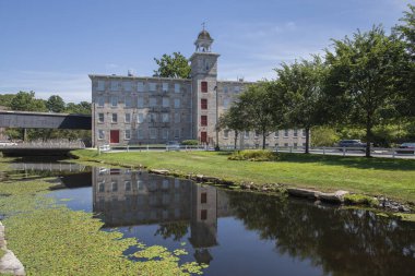 Slatersville Mills binası tarihi Slatersville köyünde, North Smithfield kasabası, Rhode Island RI, ABD. 