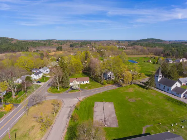 Güney Hampton tarihi şehir merkezi ilkbaharda hava manzarası, Güney Hampton 'daki Baptist Kilisesi, New Hampshire NH, ABD. 