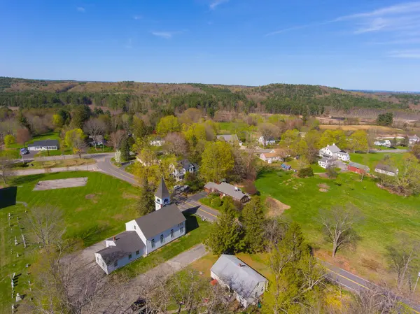 Güney Hampton tarihi şehir merkezi ilkbaharda hava manzarası, Güney Hampton 'daki Baptist Kilisesi, New Hampshire NH, ABD. 