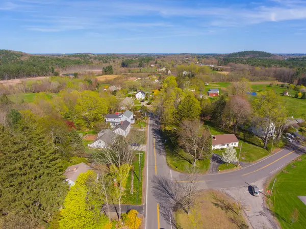 Güney Hampton tarihi şehir merkezi hava manzarası ilkbaharda South Hampton, New Hampshire NH, ABD 'de. 