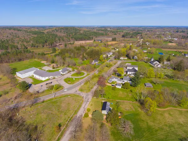 Güney Hampton tarihi şehir merkezi ilkbaharda hava manzarası, Güney Hampton 'daki Baptist Kilisesi, New Hampshire NH, ABD. 