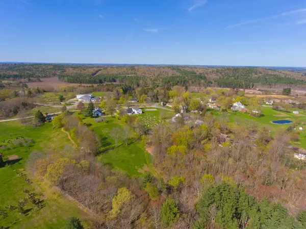 Güney Hampton tarihi şehir merkezi hava manzarası ilkbaharda South Hampton, New Hampshire NH, ABD 'de. 