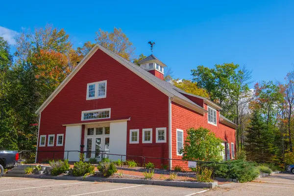 Tarihi şehir merkezinde, 954 Whittier Hwy 'deki ahır binası, Moultonboro, New Hampshire NH, ABD. 