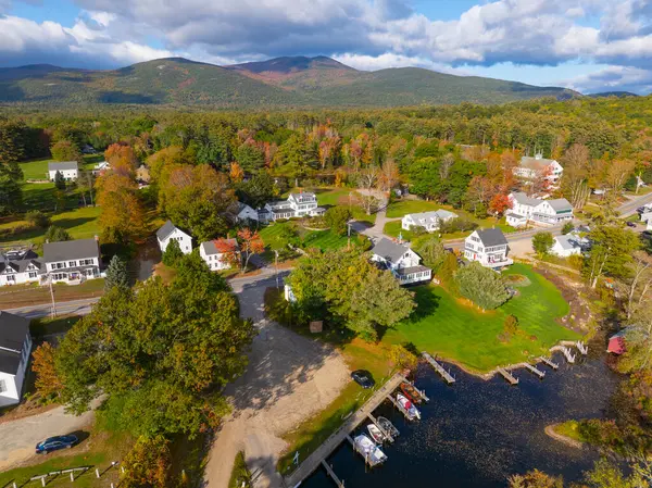 Melvin Köyü, Winnipesaukee Gölü hava manzaralı sonbahar yeşillikleriyle arka planda Ossipee Dağları, Tuftonboro kasabası, New Hampshire NH, ABD. 