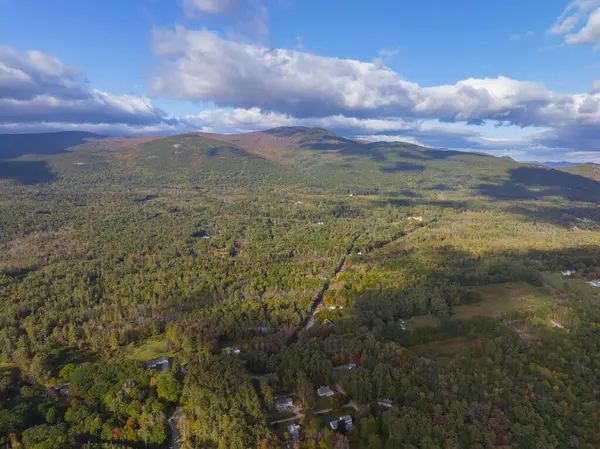 Ossipee Dağları 'nın hava manzarası Melvin Village, Tuftonboro Town, New Hampshire NH, ABD' den sonbaharda görülecek.. 