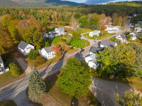 Melvin Village 'ın sonbaharda New Hampshire NH, ABD' deki Tuftonboro kasabasında yaprak döken hava manzarası. 