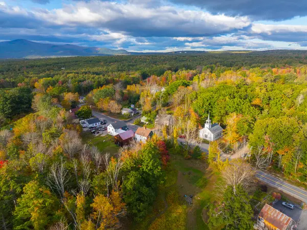 Tuftonboro tarihi şehir merkezi hava manzarası. Sonbaharda New Hampshire NH, ABD 'de bulunan Tuftonboro kasabasında bulunan Old White Church de dahil olmak üzere..