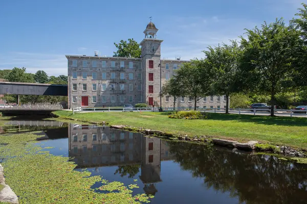 Slatersville Mills binası tarihi Slatersville köyünde, North Smithfield kasabası, Rhode Island RI, ABD. 