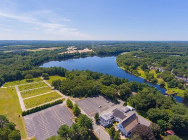 Slatersville Reservoirs 'un tarihi Slatersville köyündeki hava manzarası, Kuzey Smithfield, Rhode Island RI, ABD. Bu gölet Blackstone Nehri 'nin bir dalıdır.. 