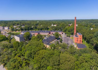 Slatersville Mills, ABD 'nin Rhode Island RI eyaletinin North Smithfield kasabasındaki tarihi Slatersville köyünde hava manzaralı bir bina inşa ediyor.. 