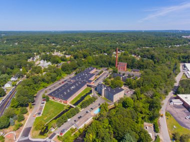 Slatersville Mills, ABD 'nin Rhode Island RI eyaletinin North Smithfield kasabasındaki tarihi Slatersville köyünde hava manzaralı bir bina inşa ediyor.. 